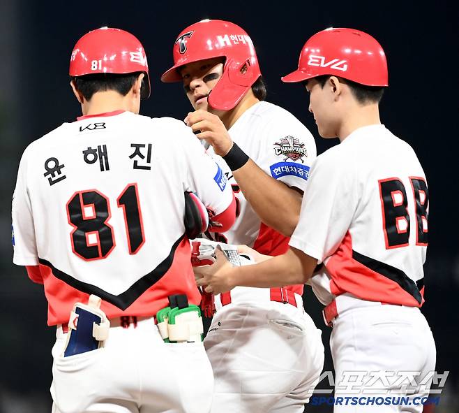 13일 광주KIA챔피언스필드에서 열린 롯데와 KIA의 경기, 8회말 KIA 김도영이 안타를 치고 장비를 건네고 있다. 광주=허상욱 기자wook@sportschosun.com/2025.05.13/