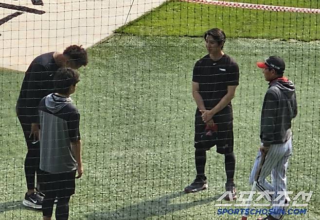 LG 에르난데스가 13일 훈련을 마치고 염경엽 감독과 얘기를 나눈 뒤 정중하게 인사를 하고 있다. 잠실=권인하 기자