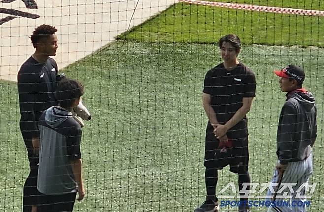 LG 에르난데스가 13일 훈련을 마치고 염경엽 감독과 얘기를 나누고 있다. 잠실=권인하 기자