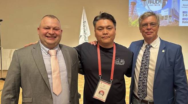 신희준 재난의학센터장(가운데)이 프랭크 반 트림폰트 유럽 대테러 의학 프로젝트 팀 회장 겸 유럽재난의학회장과 기념 촬영을 하고 있다.