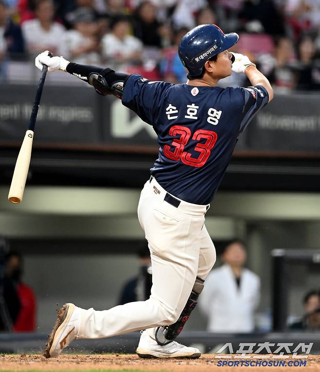 14일 광주KIA챔피언스필드에서 열린 롯데와 KIA의 경기, 4회초 무사 만루 롯데 손호영이 1타점 희생플라이를 치고 있다. 광주=허상욱 기자wook@sportschosun.com/2025.05.14/