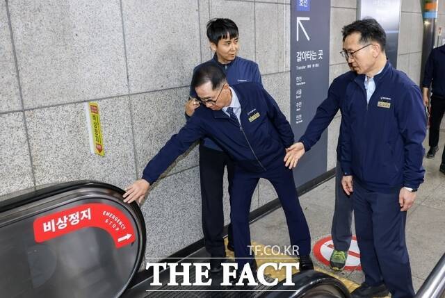 인천교통공사 최정규(가운데) 사장이 14일 부평역에서 승강기 안전 점검을 하고 있다./인천교통공사