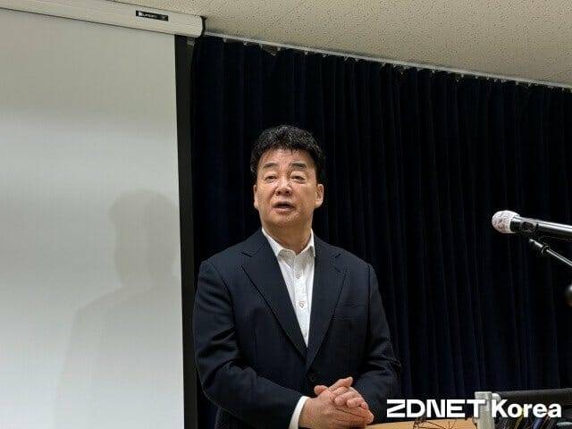 백종원 대표가 취재진의 질문에 답변하고 있다