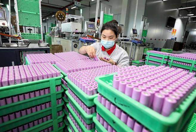 중국 동부 안후이성 화이베이의 한 공장에서 리튬 배터리 생산 라인에서 일하는 직원의 모습. AFP연합뉴스