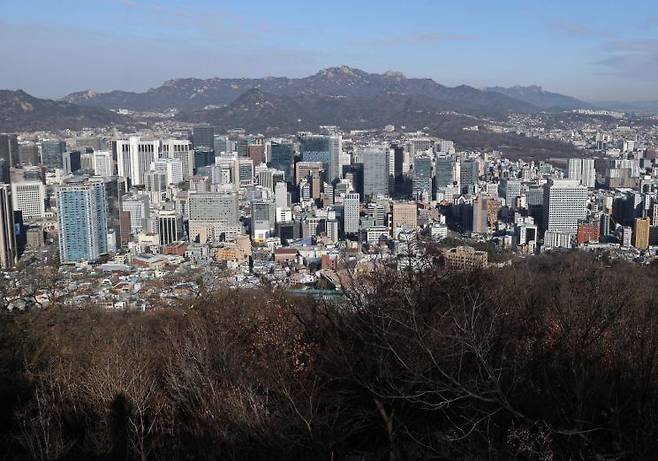 서울 남산에서 내려다본 서울 도심. 허영한 기자