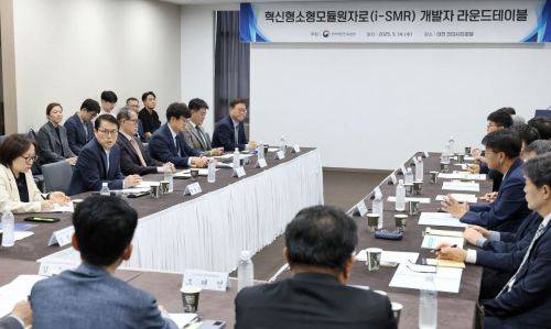 최원호 원자력안전위원회 위원장이 14일 대전 유성구 호텔인터시티에서 열린 '혁신형 소형 모듈원자로(i-SMR)개발자 라운드테이블'에서 개발자들과 의견을 나누고 있다. i-SMR은 2026년 원안위에 표준설계인가 신청이 예정돼있다. 원자력안전위원회