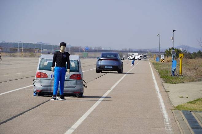 한국교통안전공단 자동차안전연구원에서 첨단안전장치(ADAS) 시험을 하고 있다. 공단 제공