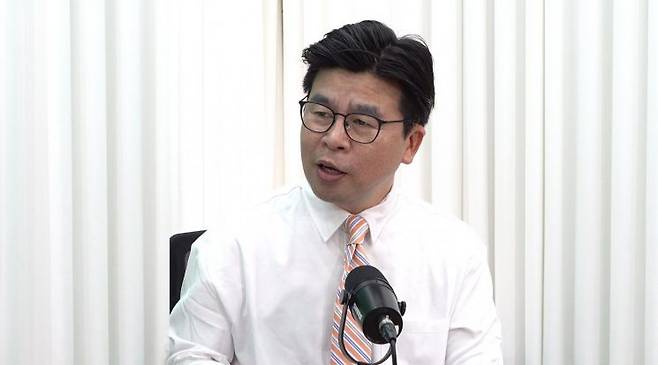 여론조사전문가인 윤희웅 오피니언즈 대표가 아시아경제 'AK라디오'와 인터뷰하고 있다.