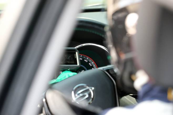 강원 강릉에서 2022년 12월 이도현(사망 당시 12세) 군이 숨진 차량&nbsp;급발진&nbsp;의심 사고와 관련해 차량의 결함에 의한&nbsp;급발진&nbsp;여부를 밝힐 '재연 시험'이 2024년 4월 19일 오후 강릉시 회산로에서 진행됐다. 사고 차량과 같은 '2018년식 티볼리 에어' 차량에 카메라와 변속장치 진단기가 설치되고 있다. [출처:연합뉴스]