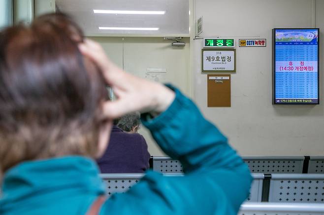 지난달 25일 오후 서울 서초구 회생법원에서 시민들이 재판 시작을 기다리고 있다. /장련성 기자