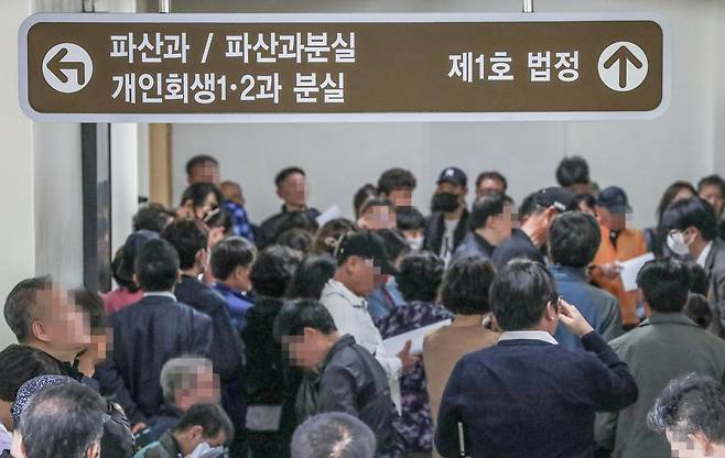 12일 오후 서울 서초구 서울회생법원이 파산 재판을 위해 법정을 찾은 사람들로 붐비고 있다. /박성원 기자