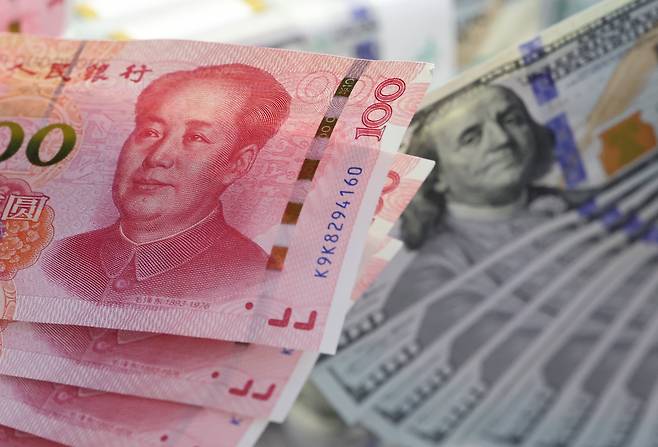 지난 13일 서울 중구 하나은행 위변조대응센터에서 직원이 달러화와 위안화를 정리하고 있다. /뉴시스