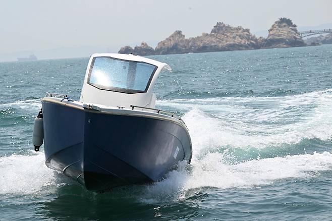 지난 12일 울산 앞바다에서 진행된 해군 주관 '상용 무인체계 작전 운용 가능성 검증훈련'에서 소형 무인수상정(AURA)이 충돌 공격을 하기 위해 기동하고 있다./해군