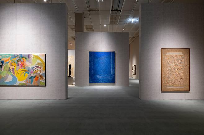 In the “Abstraction” section that opens the permanent exhibition at the National Museum of Modern and Contemporary Art, Seoul, three works are featured: Kim Whan-ki’s pointillist painting Echo of Mountain 19-II-73#307 (1973) is flanked by Choi Wook-kyung’s Unfinished Story (1977) on the left and Lee Seong-ja’s Ancient Song of a Millennium (1961) on the right. Both Echo of Mountain and Ancient Song of a Millennium are part of the Lee Kun-hee Collection. /National Museum of Modern and Contemporary Art