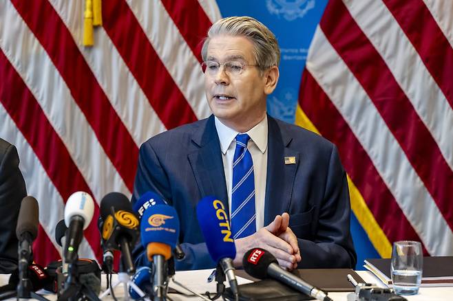 스콧 베선트 미 재무장관이 12일 스위스 제네바에서 기자회견을 하고 있다. /EPA 연합뉴스