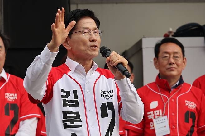 사진은 13일 김문수 국민의힘 대통령 후보가 부산 중구 자갈치시장에서 유세를 하는 모습. /뉴스1
