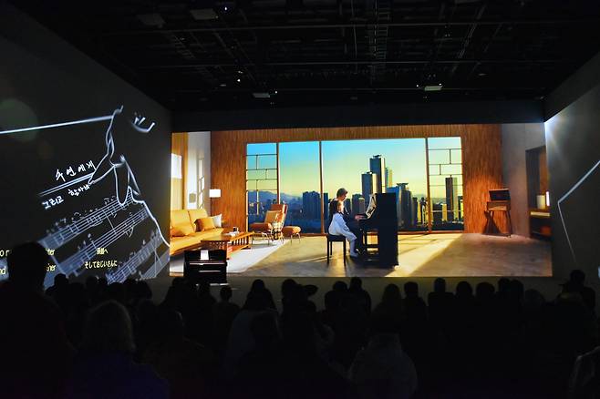 '2025 오사카 엑스포' 한국관 제3관에서 세대 간 연결을 주제로 영상이 나오고 있다./코트라 제공