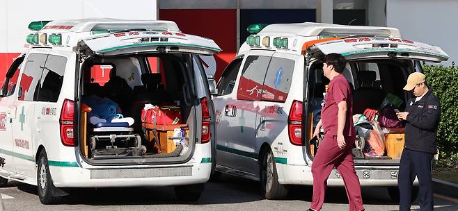 서울 시내 한 대형병원 응급실 앞에서 환자 이송 차량이 대기하고 있다. /뉴스1