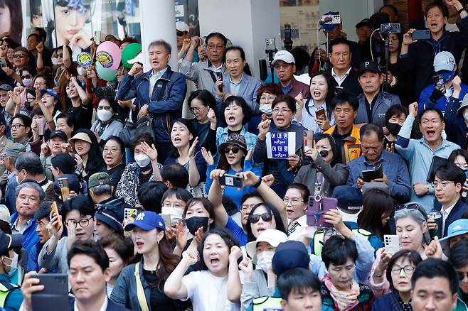 이재명 더불어민주당 대통령 후보가 민주당 험지로 꼽히는 부산·경남(PK) 지역 유세에 나선 14일 부산 부산진구 서면을 찾아 지지를 호소하는 가운데 지지자들이 응원하고 있다.  /뉴스1