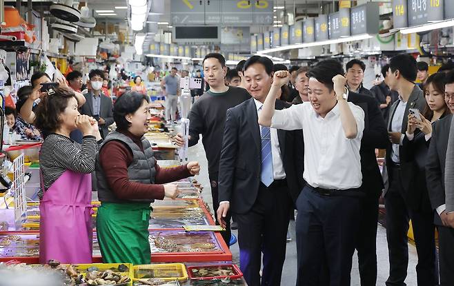 개혁신당 이준석 대선 후보가 14일 부산 자갈치시장을 방문해 상인과 인사를 나누고 있다. /연합뉴스
