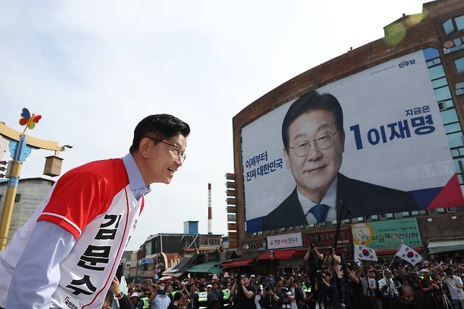 김문수 국민의힘 대선 후보가 14일 경남 밀양시 밀양관아앞에서 유세하기 위해 차에 오르고 있다. /연합뉴스