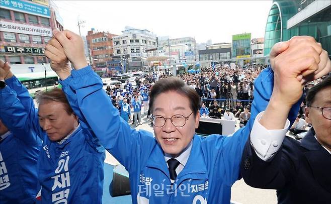 이재명 더불어민주당 대선 후보가 13일 구미역 광장에서 열린 유세에서 손을 들어 인사하고 있다. ⓒ데일리안 홍금표 기자