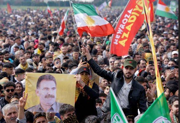 지난 3월 튀르키예 이스탄불에서 열린 집회에서 참가자들이 쿠르드족 분리주의 무장단체 쿠르드노동자당(PKK)의 설립자 압둘라 외잘란의 사진과 쿠르드자치정부 깃발 등을 흔들고 있다. ⓒ 로이터/연합뉴스
