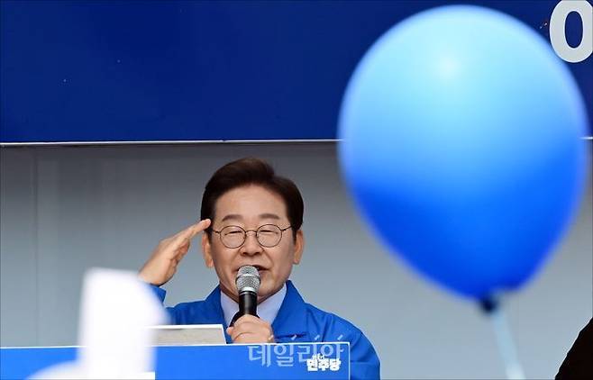 이재명 더불어민주당 대선 후보가 13일 경북 구미역 광장에서 열린 유세에서 지지를 호소하고 있다. ⓒ데일리안 홍금표 기자