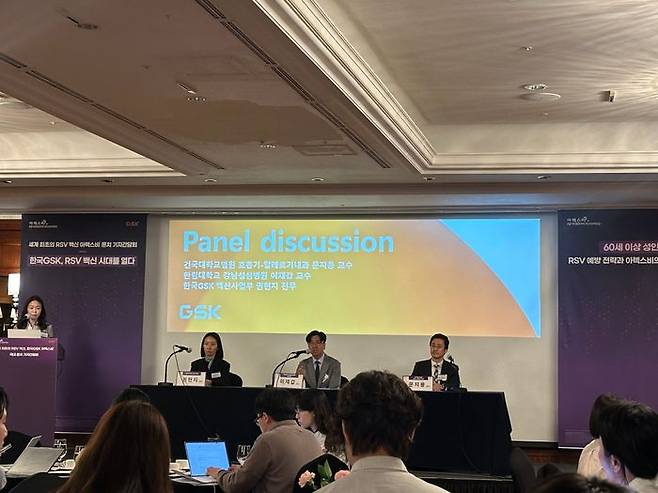 (왼쪽부터) 권현지 한국GSK 전무, 이재갑 한림대 교수, 문지용 건국대 교수가 14일 서울 삼성동 파르나스 호텔에서 열린 아렉스비 간담회에서 기자들의 질문에 답하고 있다. ⓒ데일리안 이소영 기자