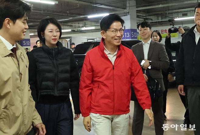 김문수 국민의힘 대선 후보가 제21대 대통령선거 공식 선거운동 첫날인 12일 오전, 서울 송파구 가락시장에 도착해 배현진 의원과 시장 방문을 하고 있다. 장승윤 기자 tomato99@donga.com