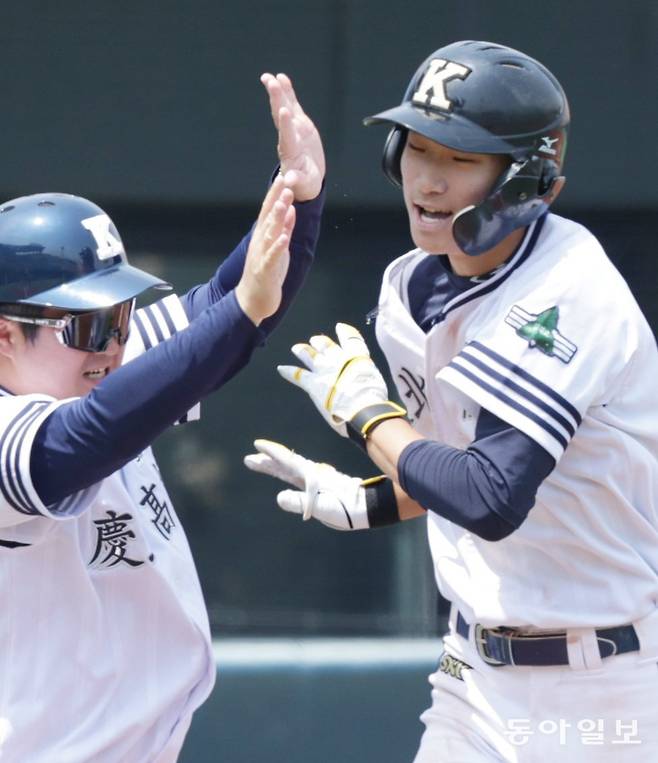 경북고 이승빈(오른쪽)이 13일 제79회 황금사자기 16강전에서 5회말 광주제일고 김성준을 상대로 2점 홈런을 날린 후 3루 베이스를 돌고 있다. 변영욱 기자 cut@donga.com