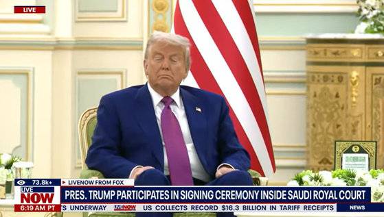 사우디아라비아의 수도 리야드의 왕궁에서 열린 서명식에서 조는 도널드 트럼프 대통령. 폭스뉴스 영상 캡처