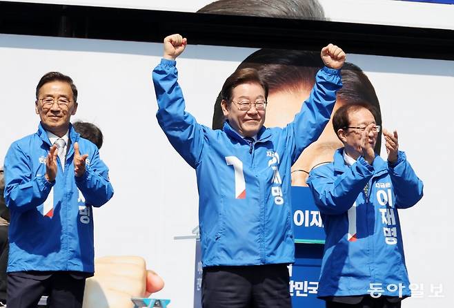 제21대 대통령 선거 공식 선거운동 첫날인 12일 더불어민주당 이재명 후보가 서울 중구 청계광장에서 열린 출정식 및 첫 유세에서 두 주먹을 쥐고 인사하고 있다. 이훈구 기자 ufo@donga.com