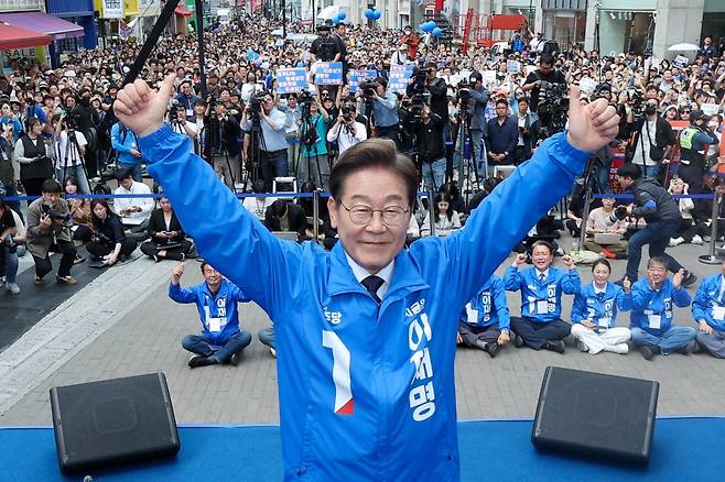 더불어민주당 이재명 대선 후보가 대구·경북(TK) 지역 유세에 돌입한 13일 오후 대구 중구 동성로에서 연설을 마친 뒤 두손을 번쩍 들고 있다. 2025.5.13/뉴스1