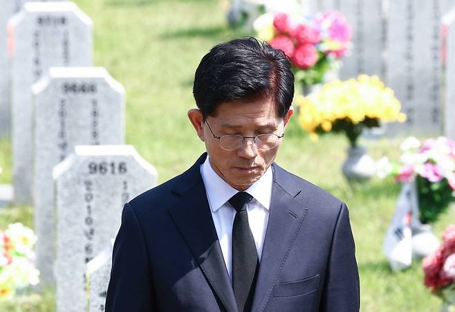 김문수 국민의힘 대통령 후보가 12일 대전 유성구 국립대전현충원에서 고 한주호 준위의 묘역을 찾아 참배하며 묵념하고 있다. 2025.5.12/뉴스1