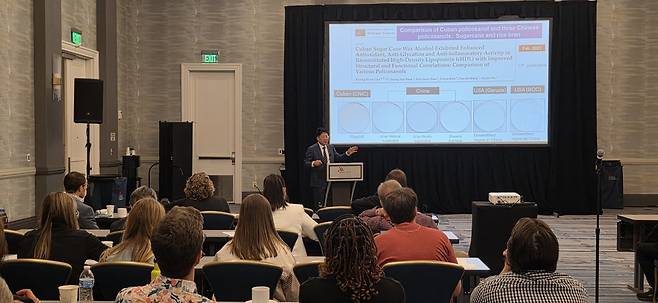 25일 미국 볼티모어에서 열린 미국심장협회(AHA) 학술대회 ‘HDL 워크숍’에서 조경현 레이델HDL연구원장이  쿠바산 폴리코사놀과 카피약 비교 실험 결과를 공개하고 있다.  볼티모어=이진한 의학전문기자·의사 likeday@donga.com