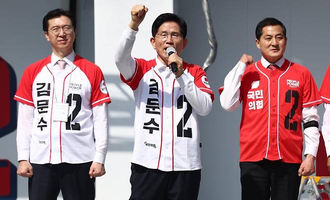 김문수 국민의힘 대통령 후보가 14일 오전 경남 진주시 광미사거리 일대에서 유권자들에게 지지를 호소하고 있다. 뉴스1