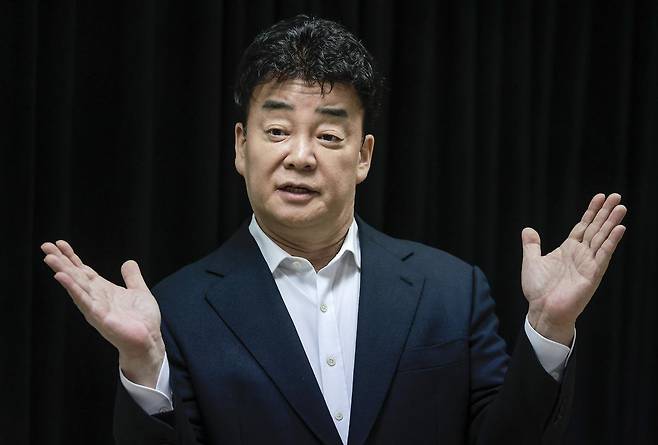 백종원 더본코리아 대표가 28일 서울 서초구의 한 회의공간에서 열린 더본코리아 주주총회에서 취재진의 질문에 답하고 있다. 2025.03.28.[서울=뉴시스]