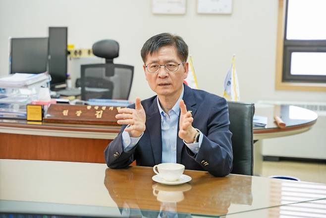 김남균 한국전기연구원장이 4월 28일 경남 창원 전기연 본원에서 동아사이언스와 인터뷰하고 있다. 전기연 제공