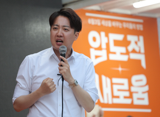 이준석 개혁신당 제21대 대선후보가 지난 5월13일 대구 중구 2.28기념중앙공원에서 집중 유세를 하고 있다.<연합뉴스 사진>