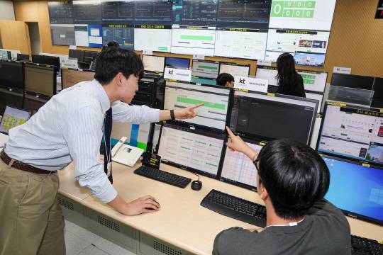 KT 직원들이 경기도 과천의 KT 통합관제센터에서 디도스 등 사이버 공격에 대비하며 관제하고 있다. KT 제공