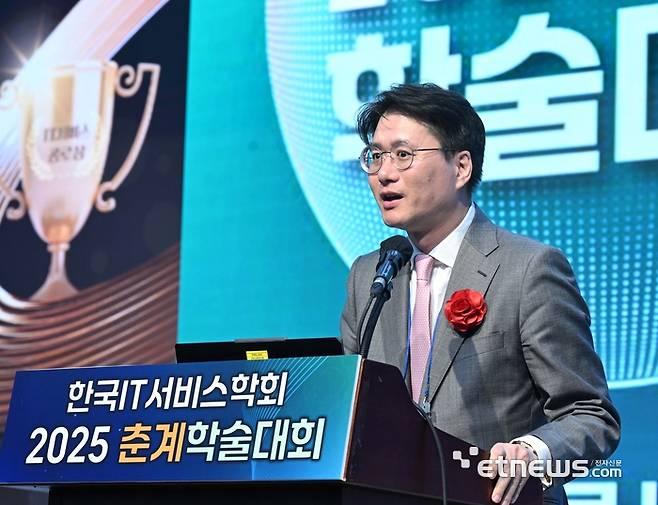 한국IT서비스학회 2025 춘계학술대회가 14일 서울 강남구 한국과학기술회관에서 열렸다. 이정훈 한국IT서비스학회 회장이 인사말 하고 있다. [사진= 박지호 기자]