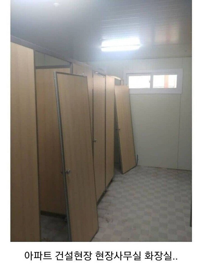 image.png 화장실 문을 자꾸 뜯는 중국인들.jpg