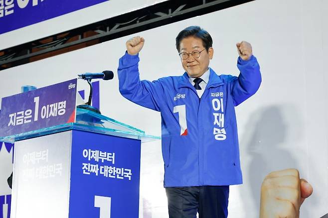 이재명 더불어민주당 대통령 후보가 대표적 험지인 대구·경북(TK) 지역 유세에 돌입한 13일 오후 울산 남구 롯데백화점 광장을 찾아 연설을 마친 뒤 주먹을 불끈 쥐고 있다. 뉴스1 제공