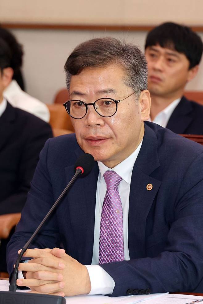 김용빈 중앙선거관리위원회 사무총장이 14일 오전 서울 여의도 국회에서 열린 법제사법위원회 전체회의에서 의원 질의에 답변하고 있다. 사진=서동일 기자