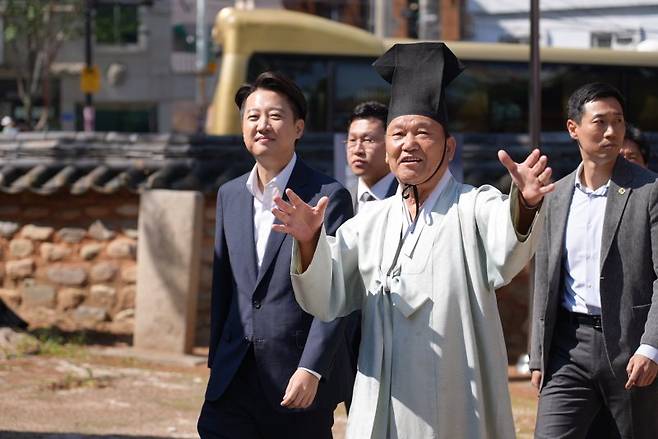 이준석 개혁신당 대통령 후보가 14일 오전 부산 동래구 부산시유림회관을 찾아 관계자로부터 설명을 듣고 있다. (이준석 캠프 제공. 재판매 및 DB 금지) 2025.5.14/뉴스1 /사진=뉴스1