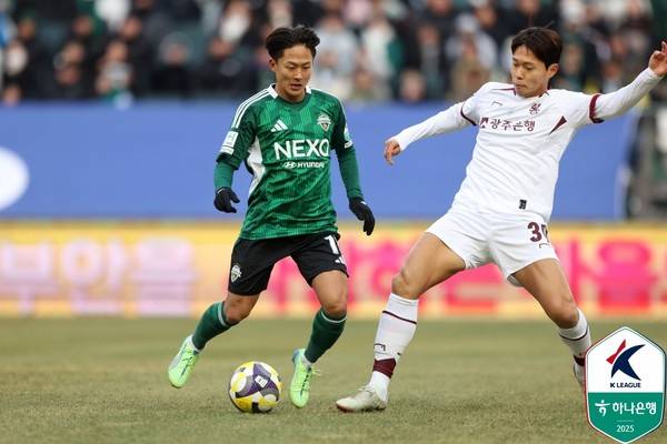 이승우(왼쪽, 전북현대), 민상기(광주FC). 한국프로축구연맹 제공