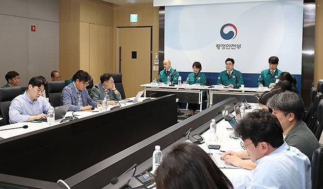 오병권 행정안전부 자연재난실장이 지난 13일 오전 정부세종청사 중앙동 브리핑실에서 '2025년 여름철 자연재난(풍수해·폭염) 종합대책'에 대해 출입기자 대상으로 정책설명회를 하고 있다. (사진=행정안전부)