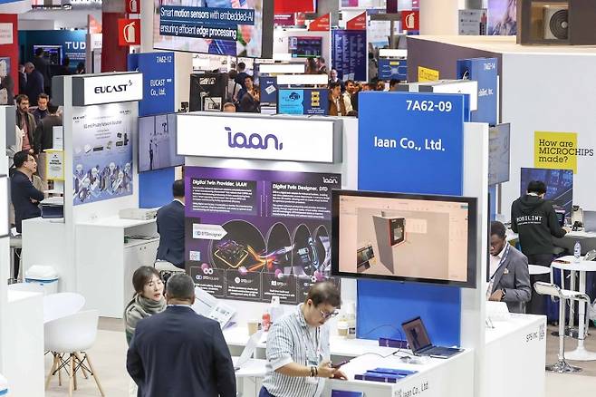 중소벤처기업부는 14일 '제4차 중소기업기술 보호 지원계획'을 발표했다. 사진은 지난 3월 스페인 바르셀로나에서 열린 'MWC 2025'를 찾은 관람객들이 국내 중소·밴처 기업들이 자리잡은 한국관에서 AI와 통신 및 보안 기술 등을 체험하고 있는 모습.(ⓒ뉴스1, 무단 전재-재배포 금지)