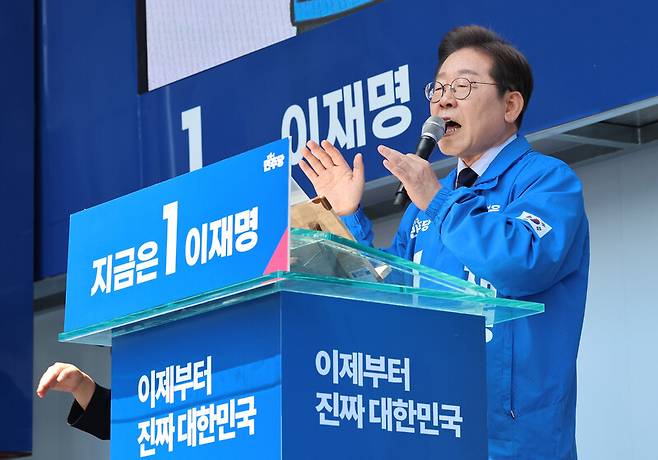 이재명 더불어민주당 대통령 후보가 보수의 텃밭으로 불리는 대구·경북(TK) 지역 유세에 나선 13일 경북 구미시 구미역 광장에서 시민들에게 지지를 호소하고 있다. 공동취재사진